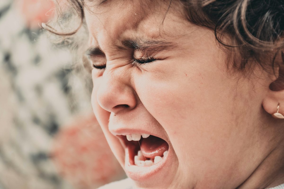 Un jeune enfant en pleine crise de larmes.